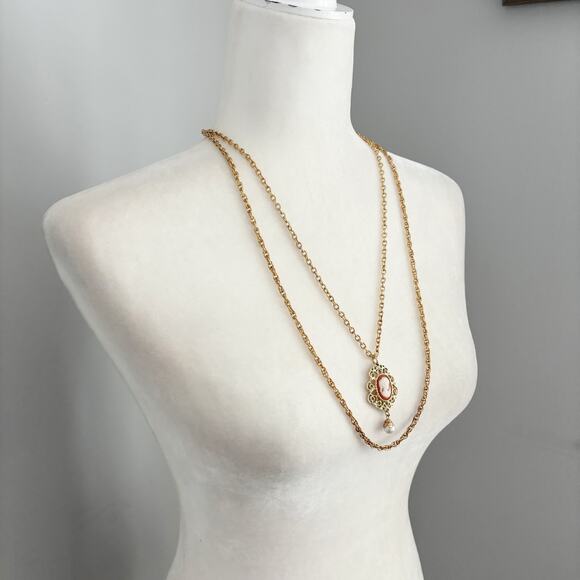 Vintage Sarah Coventry Cameo Pendant Necklace on Double Strand Chain - Picture 3 of 12